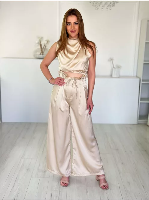 Prémium minőségű, szatén hatású szett. Rövid, gumis derekú, ejtett nyakú felső, magas, gumis derekú, zsebes, megkötős nadrággal. ( XS-M méretre ajánljuk.)