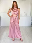 Prémium minőségű, szatén hatású szett. Rövid, gumis derekú, ejtett nyakú felső, magas, gumis derekú, zsebes, megkötős nadrággal. ( XS-M méretre ajánljuk.)