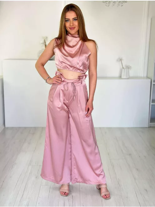 Prémium minőségű, szatén hatású szett. Rövid, gumis derekú, ejtett nyakú felső, magas, gumis derekú, zsebes, megkötős nadrággal. ( XS-M méretre ajánljuk.)