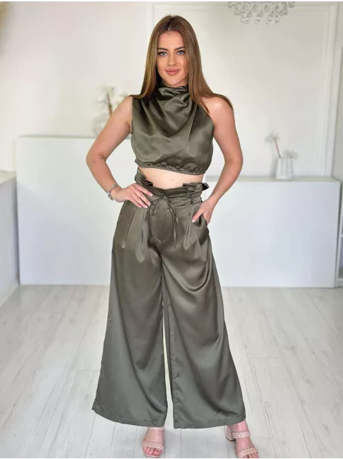 Prémium minőségű, szatén hatású szett. Rövid, gumis derekú, ejtett nyakú felső, magas, gumis derekú, zsebes, megkötős nadrággal. ( XS-M méretre ajánljuk.)