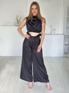 Prémium minőségű, szatén hatású szett. Rövid, gumis derekú, ejtett nyakú felső, magas, gumis derekú, zsebes, megkötős nadrággal. ( XS-M méretre ajánljuk.)