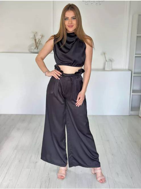 Prémium minőségű, szatén hatású szett. Rövid, gumis derekú, ejtett nyakú felső, magas, gumis derekú, zsebes, megkötős nadrággal. ( XS-M méretre ajánljuk.)