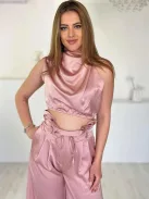 Prémium minőségű, szatén hatású szett. Rövid, gumis derekú, ejtett nyakú felső, magas, gumis derekú, zsebes, megkötős nadrággal. ( XS-M méretre ajánljuk.)