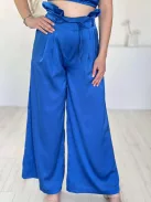 Prémium minőségű, szatén hatású szett. Rövid, gumis derekú, ejtett nyakú felső, magas, gumis derekú, zsebes, megkötős nadrággal. ( XS-M méretre ajánljuk.)