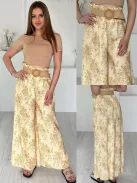 Lenge fazonú, lenvászon hatású, magas, gumis derekú, nem rugalmas anyagú, mintás nadrág övvel. (S-L méretre ajánljuk.)