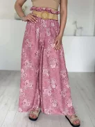 Lenge fazonú, lenvászon hatású, magas, gumis derekú, nem rugalmas anyagú, mintás nadrág övvel. (S-L méretre ajánljuk.)