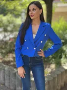 Csinos, válltöméses, bélelt, átlapolt, gombos, nem rugalmas anyagú, rövid derekú blézer. A Modell S méretet visel. (S-XL méretekben.)