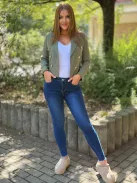 Csinos, válltöméses, bélelt, átlapolt, gombos, nem rugalmas anyagú, rövid derekú blézer. A Modell S méretet visel. (S-XL méretekben.)