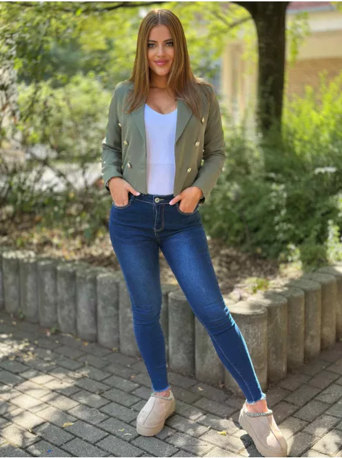 Csinos, válltöméses, bélelt, átlapolt, gombos, nem rugalmas anyagú, rövid derekú blézer. A Modell S méretet visel. (S-XL méretekben.)