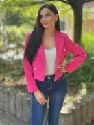 Csinos, válltöméses, bélelt, átlapolt, gombos, nem rugalmas anyagú, rövid derekú blézer. A Modell S méretet visel. (S-XL méretekben.)