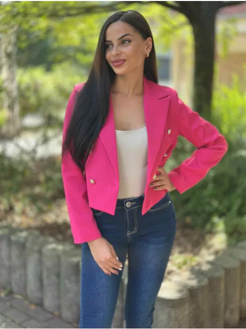 Csinos, válltöméses, bélelt, átlapolt, gombos, nem rugalmas anyagú, rövid derekú blézer. A Modell S méretet visel. (S-XL méretekben.)