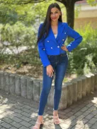 Csinos, válltöméses, bélelt, átlapolt, gombos, nem rugalmas anyagú, rövid derekú blézer. A Modell S méretet visel. (S-XL méretekben.)