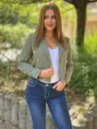 Csinos, válltöméses, bélelt, átlapolt, gombos, nem rugalmas anyagú, rövid derekú blézer. A Modell S méretet visel. (S-XL méretekben.)