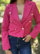 Csinos, válltöméses, bélelt, átlapolt, gombos, nem rugalmas anyagú, rövid derekú blézer. A Modell S méretet visel. (S-XL méretekben.)