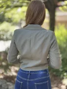 Csinos, válltöméses, bélelt, átlapolt, gombos, nem rugalmas anyagú, rövid derekú blézer. A Modell S méretet visel. (S-XL méretekben.)