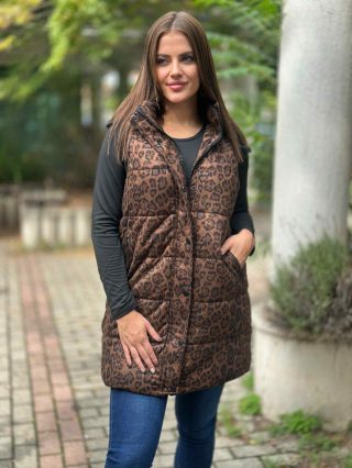   Puha anyagú, vatelinnel bélelt, zsebes, cipzáras, levehető kapucnis, mintás mellény. A Modell M méretet visel. (M-3XL méretekben.)