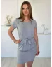   Rugalmas anyagú, kerek nyakú, zsebes, megkötős ruha. (S-L méretre ajánljuk.)