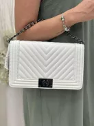 Merev fazonú, műbőr, láncos pántú táska. Szélesség: 28 cm Magasság: 18 cm.