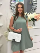 Merev fazonú, műbőr, láncos pántú táska. Szélesség: 28 cm Magasság: 18 cm.