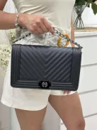 Merev fazonú, műbőr, láncos pántú táska. Szélesség: 28 cm Magasság: 18 cm.