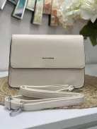 Merev fazonú, puha, műbőr kistáska, levehető hosszú pánttal. Szélesség: 25 cm Magasság: 17,5 cm.