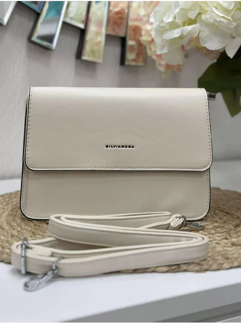 Merev fazonú, puha, műbőr kistáska, levehető hosszú pánttal. Szélesség: 25 cm Magasság: 17,5 cm.