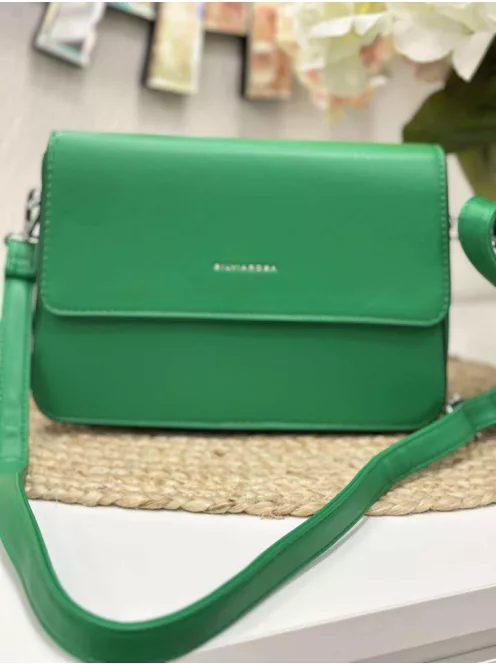 Merev fazonú, puha, műbőr kistáska, levehető hosszú pánttal. Szélesség: 25 cm Magasság: 17,5 cm.