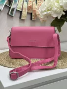 Merev fazonú, puha, műbőr kistáska, levehető hosszú pánttal. Szélesség: 25 cm Magasság: 17,5 cm.