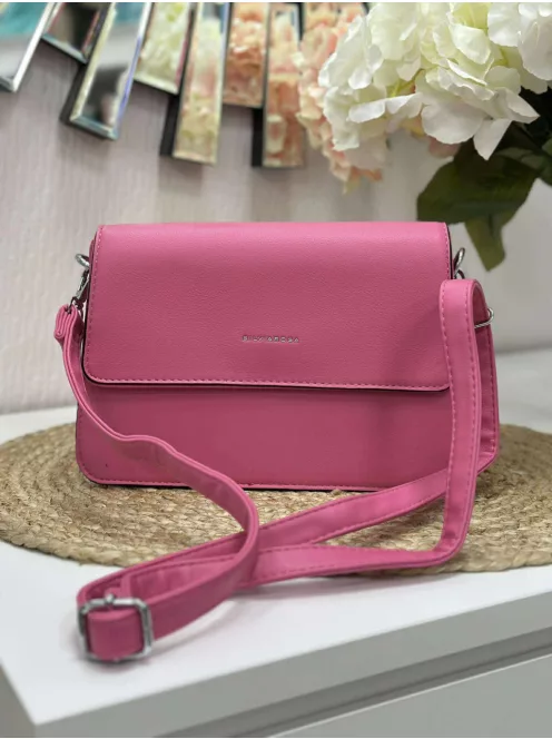 Merev fazonú, puha, műbőr kistáska, levehető hosszú pánttal. Szélesség: 25 cm Magasság: 17,5 cm.