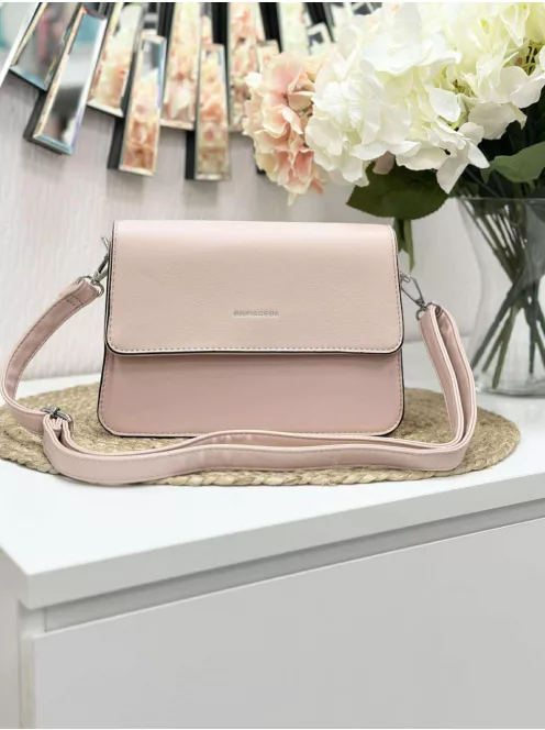 Merev fazonú, puha, műbőr kistáska, levehető hosszú pánttal. Szélesség: 25 cm Magasság: 17,5 cm.