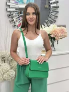 Merev fazonú, puha, műbőr kistáska, levehető hosszú pánttal. Szélesség: 25 cm Magasság: 17,5 cm.