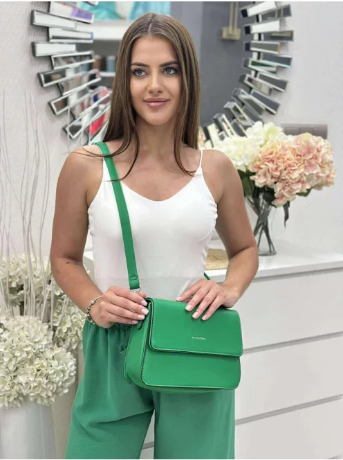 Merev fazonú, puha, műbőr kistáska, levehető hosszú pánttal. Szélesség: 25 cm Magasság: 17,5 cm.