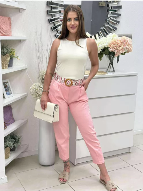 Merev fazonú, puha, műbőr kistáska, levehető hosszú pánttal. Szélesség: 25 cm Magasság: 17,5 cm.