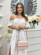 Merev fazonú, puha, műbőr kistáska, levehető hosszú pánttal. Szélesség: 25 cm Magasság: 17,5 cm.