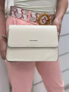 Merev fazonú, puha, műbőr kistáska, levehető hosszú pánttal. Szélesség: 25 cm Magasság: 17,5 cm.