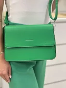 Merev fazonú, puha, műbőr kistáska, levehető hosszú pánttal. Szélesség: 25 cm Magasság: 17,5 cm.