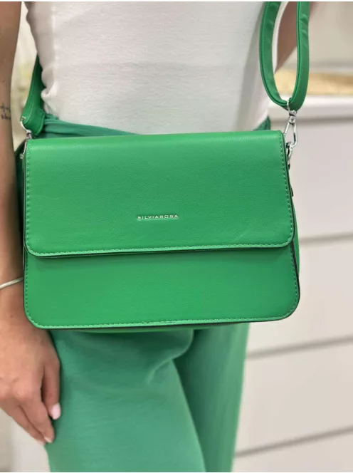 Merev fazonú, puha, műbőr kistáska, levehető hosszú pánttal. Szélesség: 25 cm Magasság: 17,5 cm.