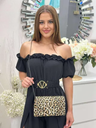   Merev fazonú, műbőr kistáska, levehető láncos, hosszú pánttal. Szélesség: 23 cm Magasság: 14 cm.