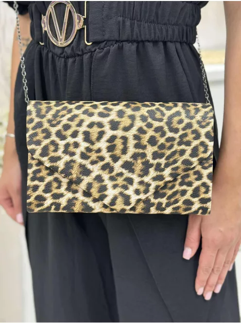 Merev fazonú, műbőr kistáska, levehető láncos, hosszú pánttal. Szélesség: 23 cm Magasság: 14 cm.