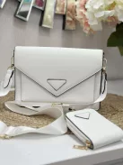 Merev fazonú, műbőr, táska, levehető hosszúpánttal és kis pénztárcával. Szélesség: 23 cm Magasság: 15 cm.