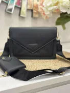 Merev fazonú, műbőr, táska, levehető hosszúpánttal és kis pénztárcával. Szélesség: 23 cm Magasság: 15 cm.