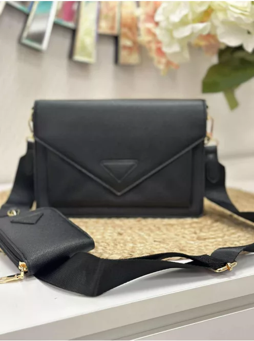 Merev fazonú, műbőr, táska, levehető hosszúpánttal és kis pénztárcával. Szélesség: 23 cm Magasság: 15 cm.