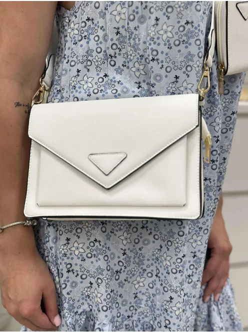 Merev fazonú, műbőr, táska, levehető hosszúpánttal és kis pénztárcával. Szélesség: 23 cm Magasság: 15 cm.