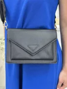 Merev fazonú, műbőr, táska, levehető hosszúpánttal és kis pénztárcával. Szélesség: 23 cm Magasság: 15 cm.