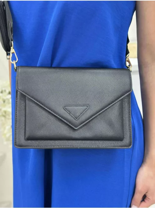 Merev fazonú, műbőr, táska, levehető hosszúpánttal és kis pénztárcával. Szélesség: 23 cm Magasság: 15 cm.