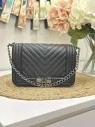 Merev fazonú, műbőr, láncos pántú táska. Szélesség: 23 cm Magasság: 15 cm.