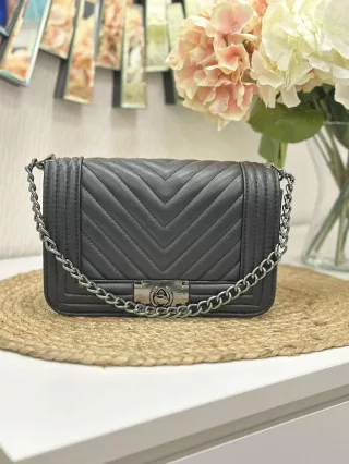   Merev fazonú, műbőr, láncos pántú táska. Szélesség: 23 cm Magasság: 15 cm.