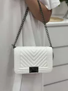 Merev fazonú, műbőr, láncos pántú táska. Szélesség: 23 cm Magasság: 15 cm.