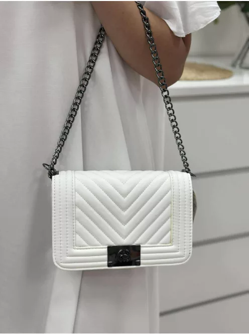 Merev fazonú, műbőr, láncos pántú táska. Szélesség: 23 cm Magasság: 15 cm.