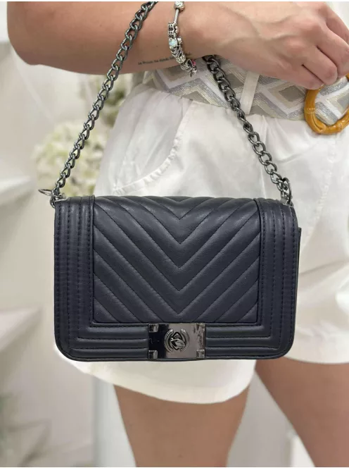 Merev fazonú, műbőr, láncos pántú táska. Szélesség: 23 cm Magasság: 15 cm.